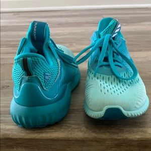 Women Size 6 Adidas Alphabounce turquoise